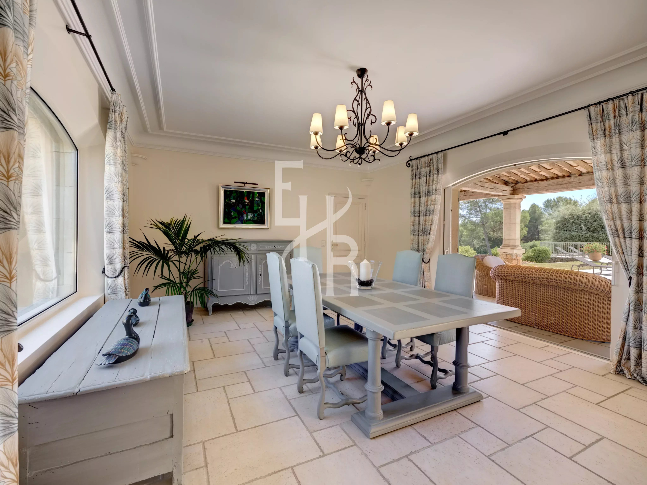 Salle à manger d’une villa d’exception à Mougins Intérieur d'une villa à Mougins avec salle à manger et accès à l'extérieur.