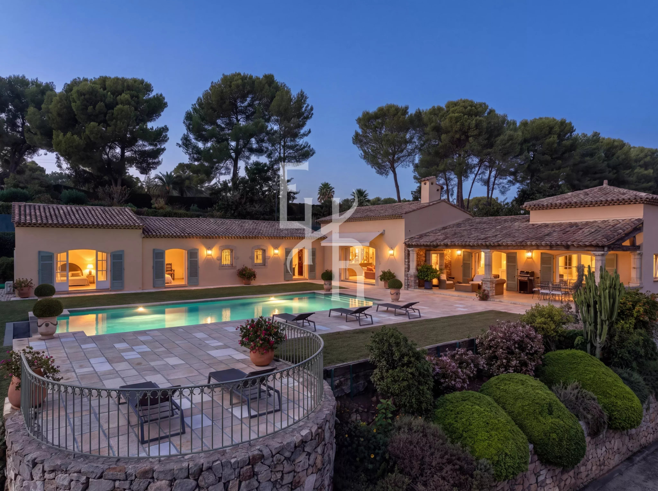Villa d’exception à Mougins Villa moderne avec piscine et jardin dans un domaine fermé à Mougins.
