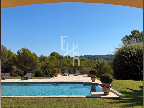 Vue de la piscine et du jardin d'une villa dans un domaine fermé à Mougins.