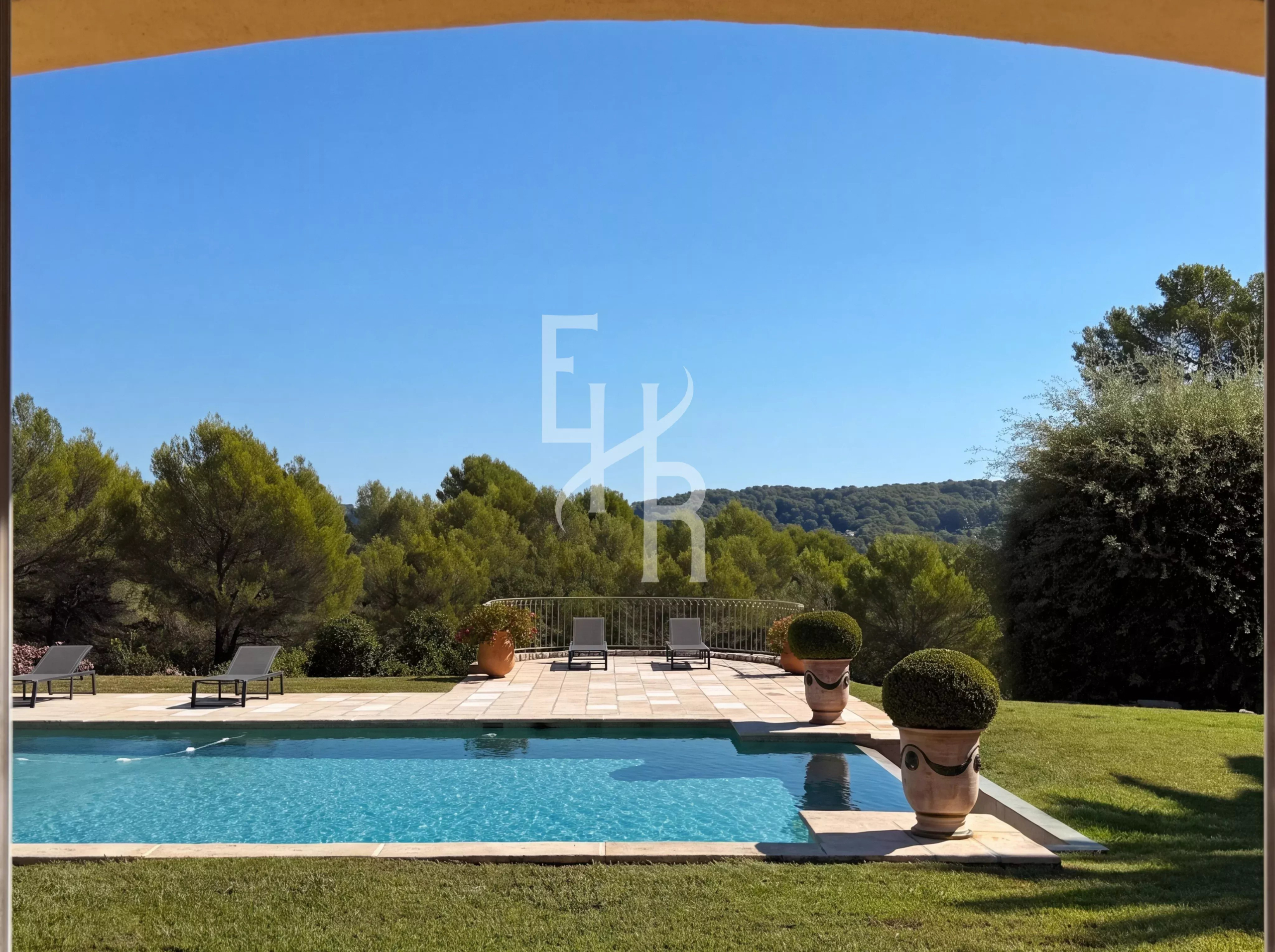 Villa avec piscine à Mougins Vue de la piscine et du jardin d'une villa dans un domaine fermé à Mougins.