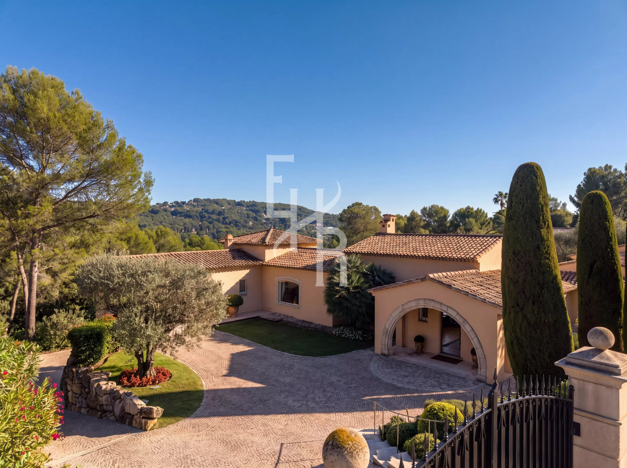 Villa d’exception à Mougins Villa d'exception dans un domaine fermé à Mougins, entourée de verdure.