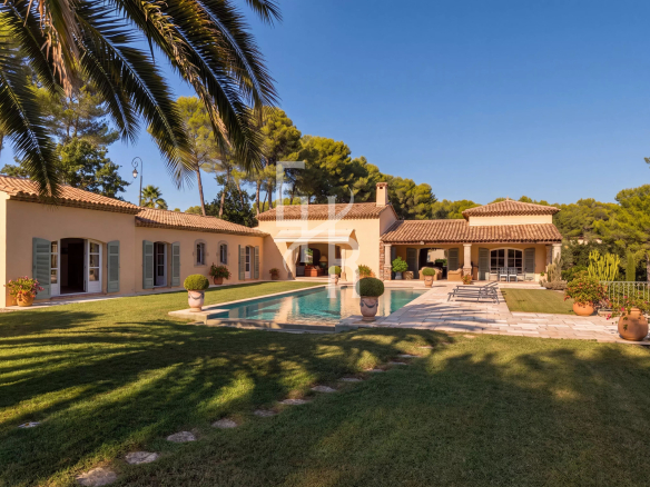 Villa avec piscine dans un domaine fermé à Mougins, entourée de verdure.