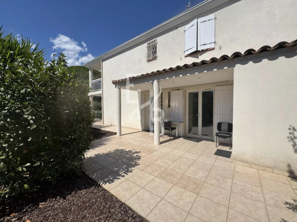 Villa individuelle à Mougins avec terrasse et jardin.