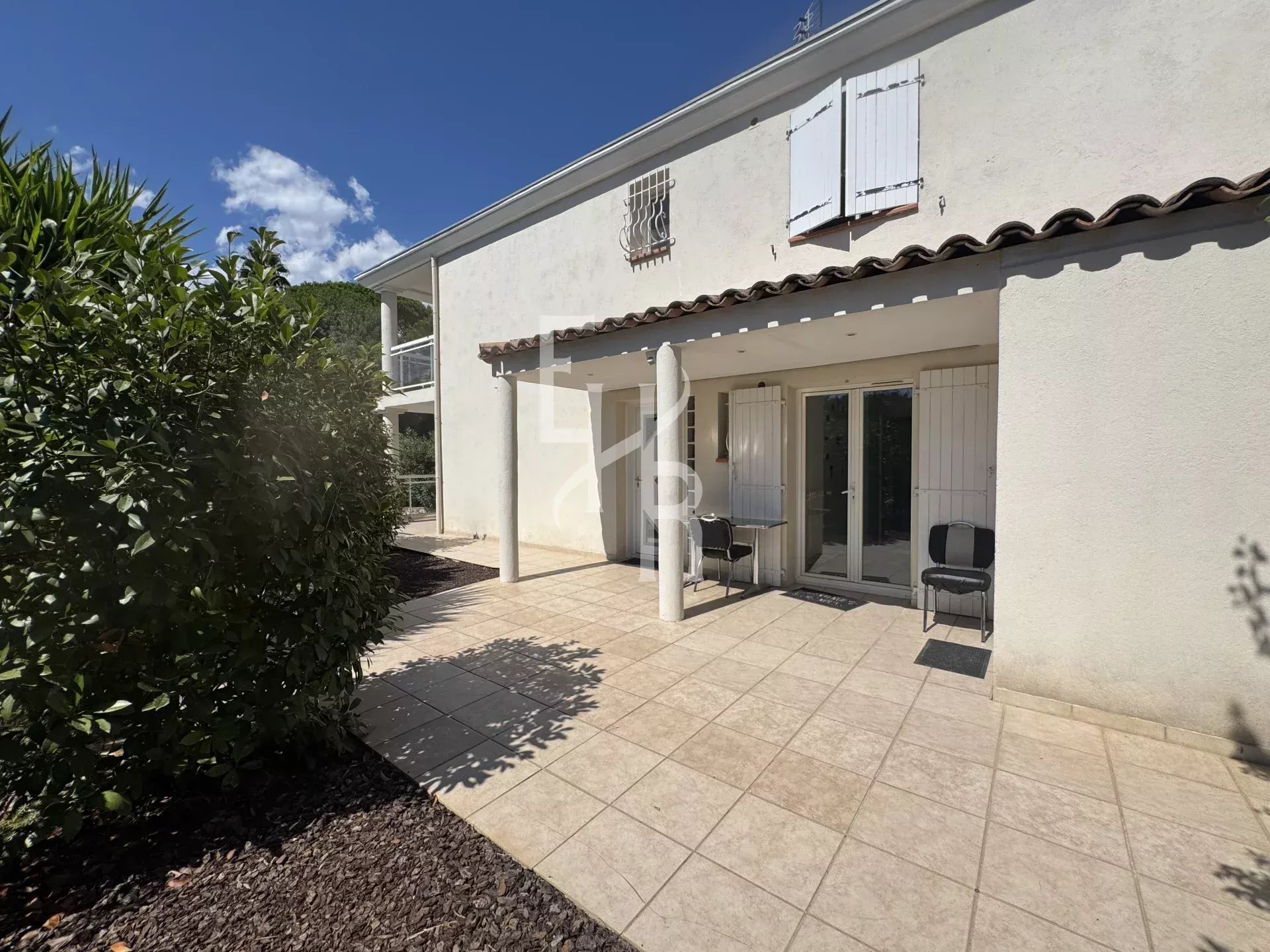 Villa 4 pièces à vendre à Mougins Villa individuelle à Mougins avec terrasse et jardin.