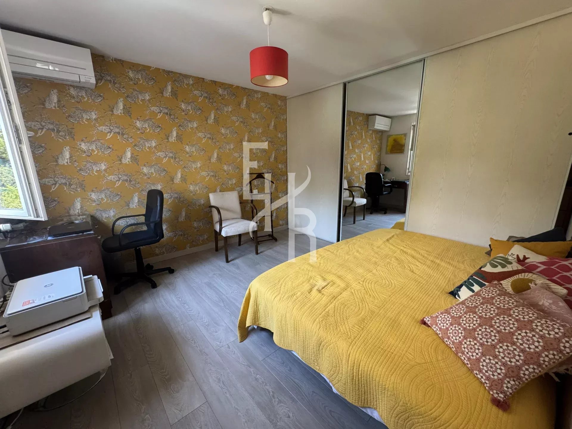 Chambre moderne dans une villa à Mougins Chambre d'une villa à Mougins avec lit, bureau et décoration moderne.