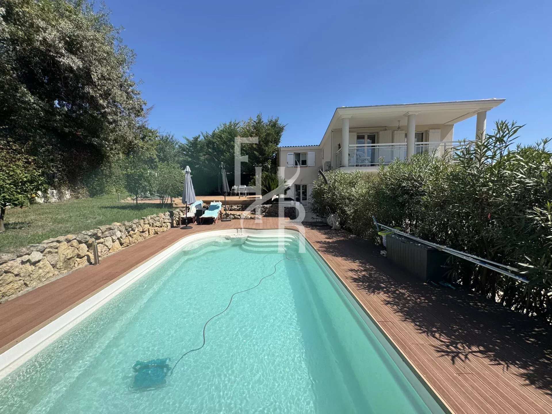 Villa moderne à vendre à Mougins Villa individuelle avec piscine chauffée à Mougins, jardin et terrasse ensoleillée.