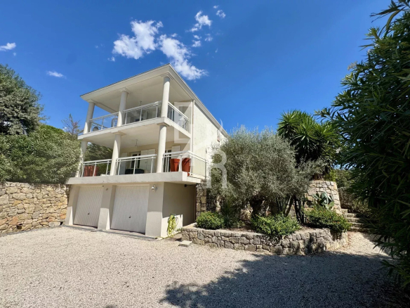 Villa individuelle à Mougins avec jardin et piscine chauffée, 4 pièces sur 1015m².