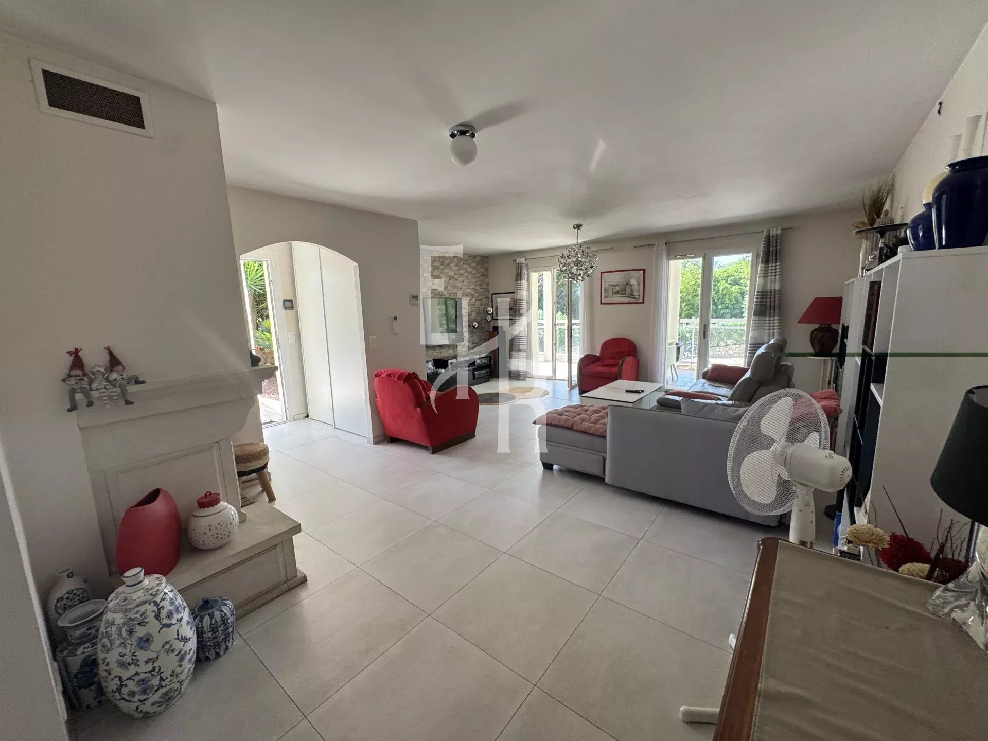 Intérieur moderne d’une villa à Mougins Intérieur d'une villa à Mougins avec salon, cheminée et mobilier moderne.