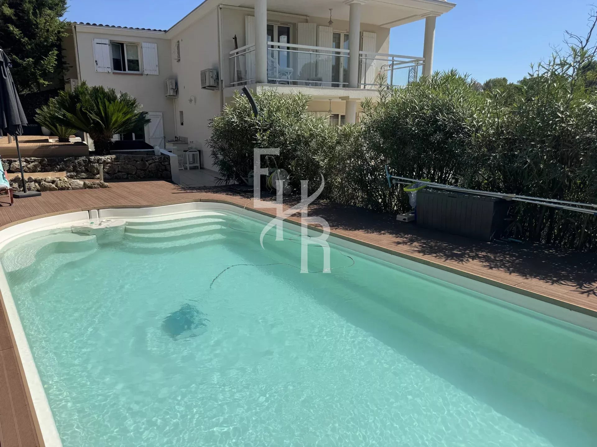 Villa moderne à vendre à Mougins Villa individuelle avec piscine chauffée à Mougins, terrain plat de 1015m².