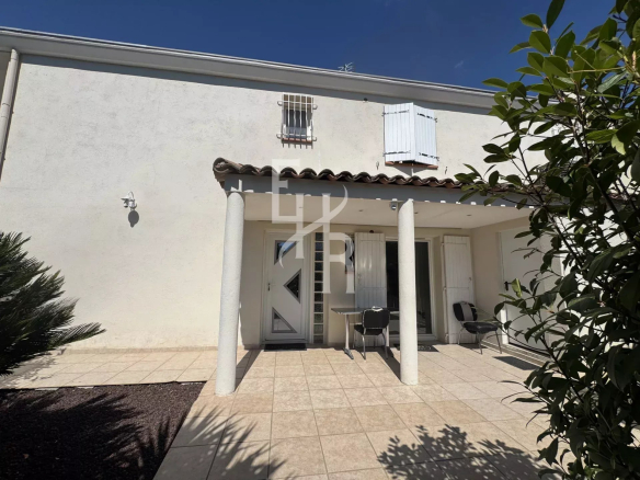 Villa individuelle à Mougins avec terrasse et mobilier extérieur.