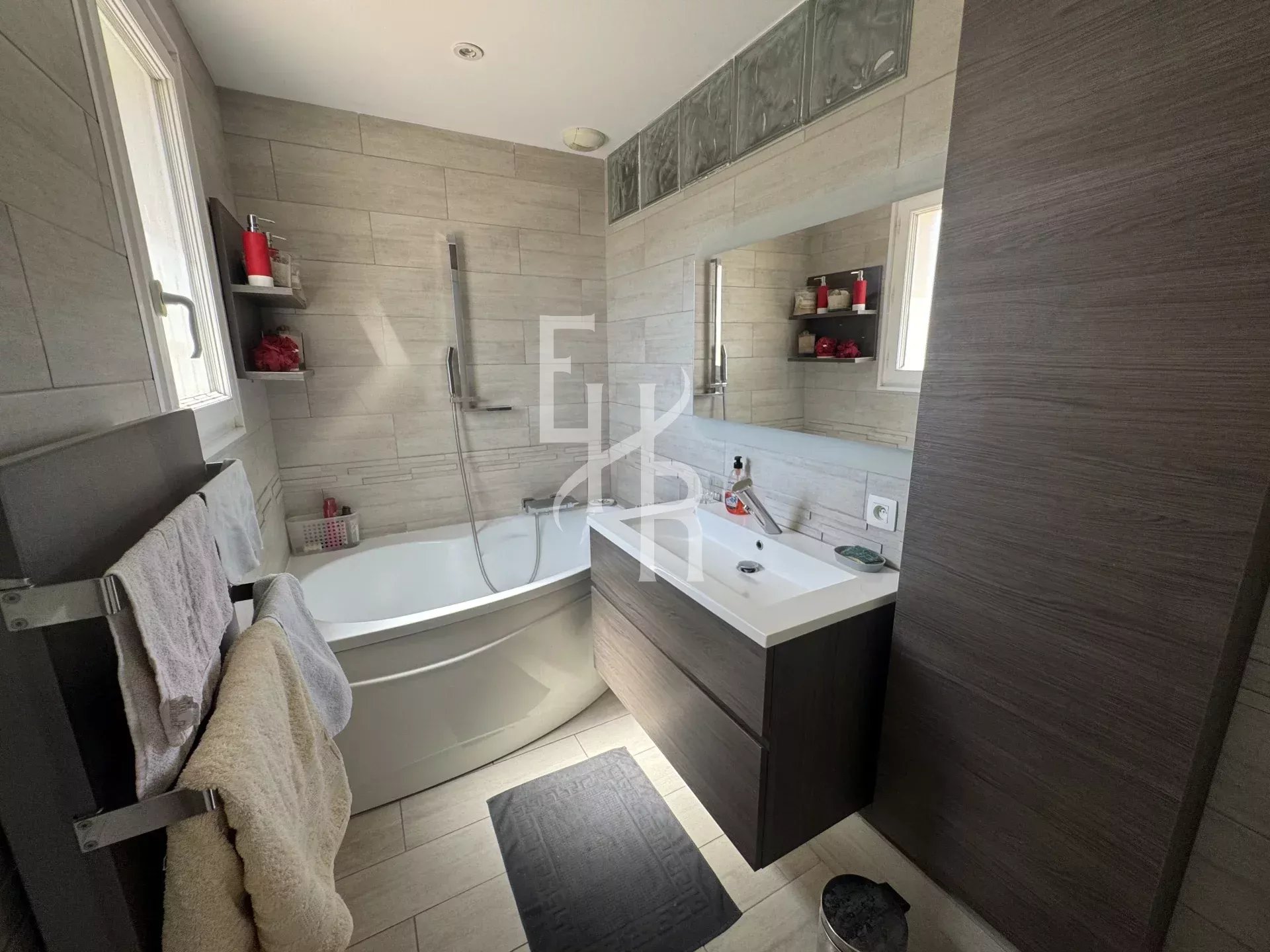 Salle de bain de villa à Mougins Salle de bain moderne avec baignoire et meuble vasque.