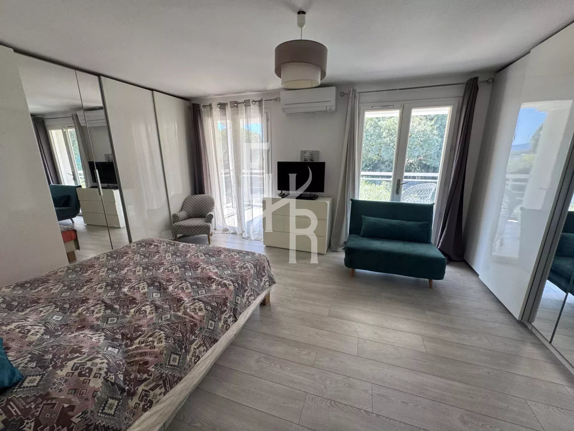 Chambre dans une villa à Mougins Chambre spacieuse avec lit, télévision et accès à un balcon dans une villa à Mougins.