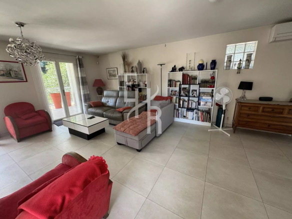 Intérieur d'une villa à Mougins avec salon moderne, canapé et bibliothèque.