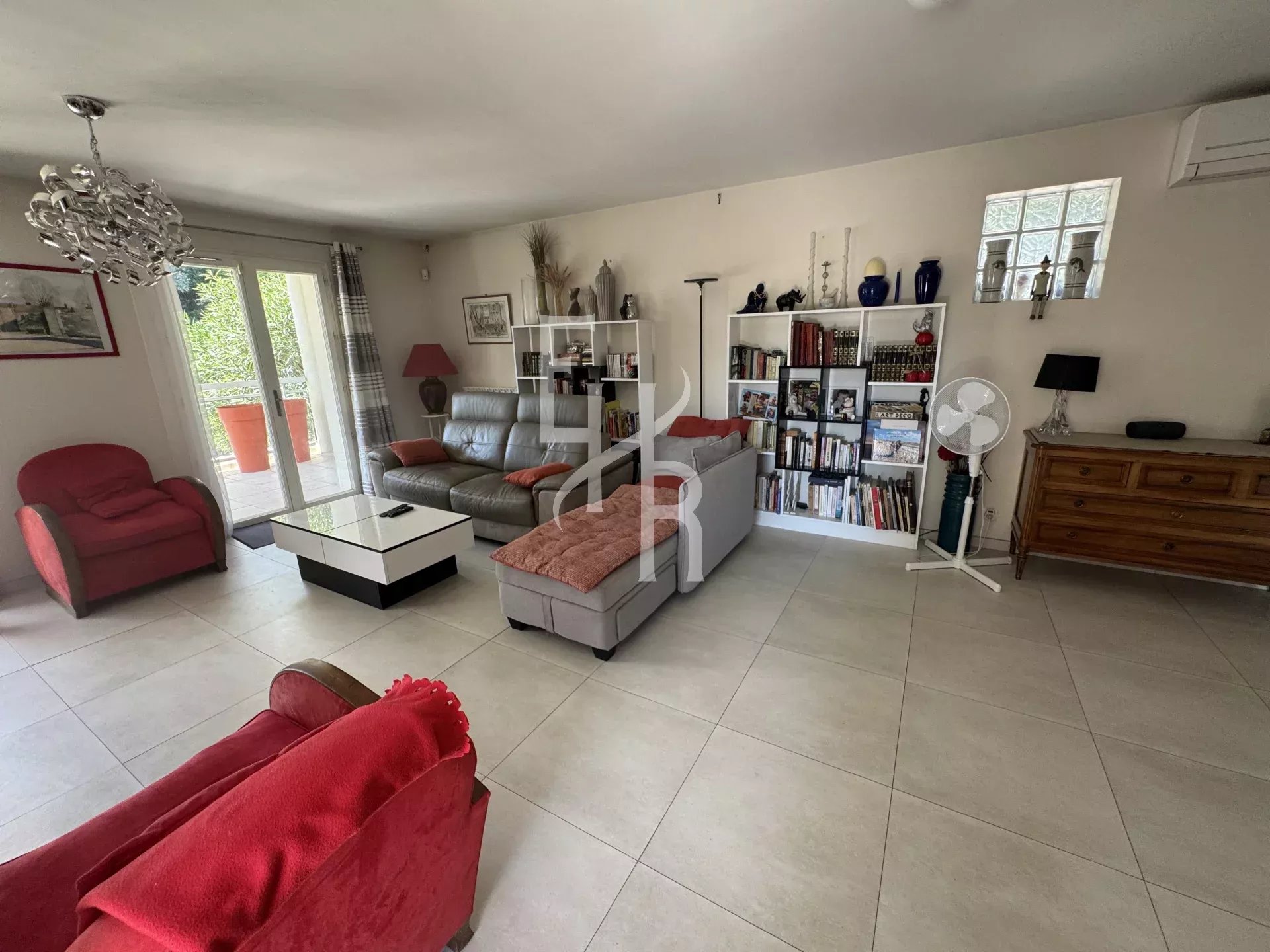 Salon d’une villa à Mougins Intérieur d'une villa à Mougins avec salon moderne, canapé et bibliothèque.