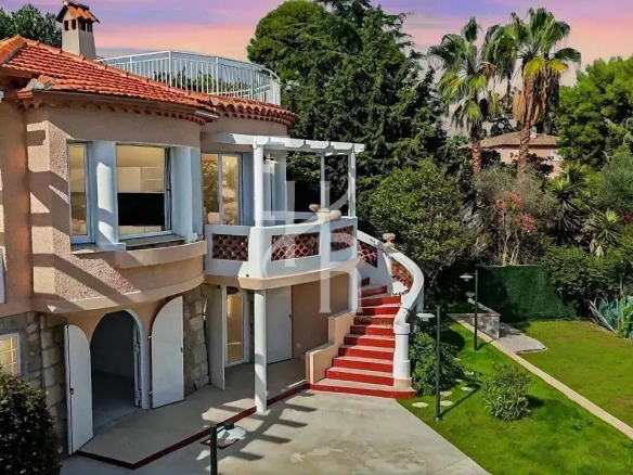Renovated house with garden in Antibes, overlooking the outside and terraces.