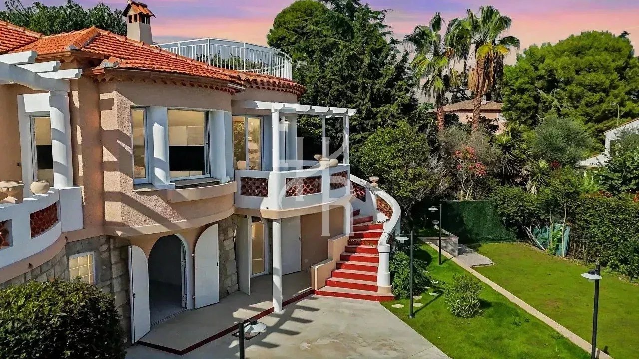 Renovated house in Antibes Renovated house with garden in Antibes, overlooking the outside and terraces.