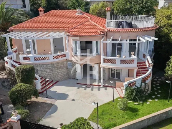 Luxury real estate photo | Charming Properties