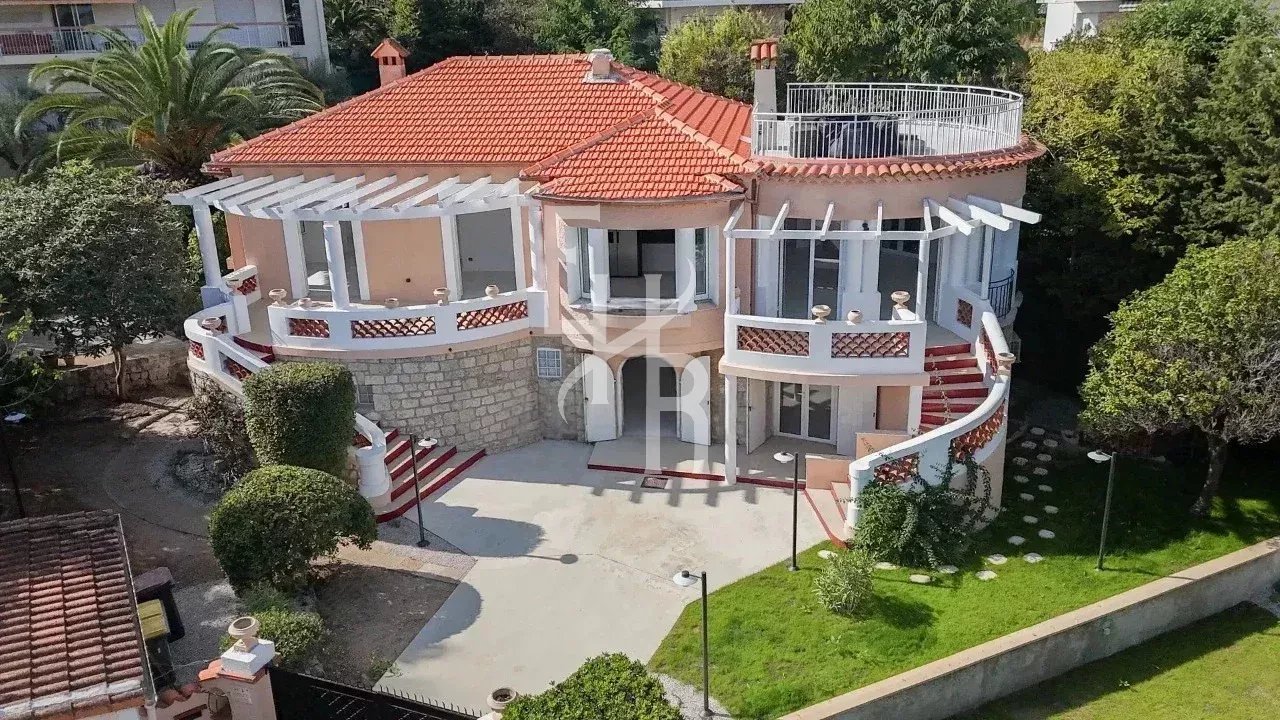 Renovated property in Antibes Renovated house in Antibes with terraces and garden, located in a quiet cul-de-sac.
