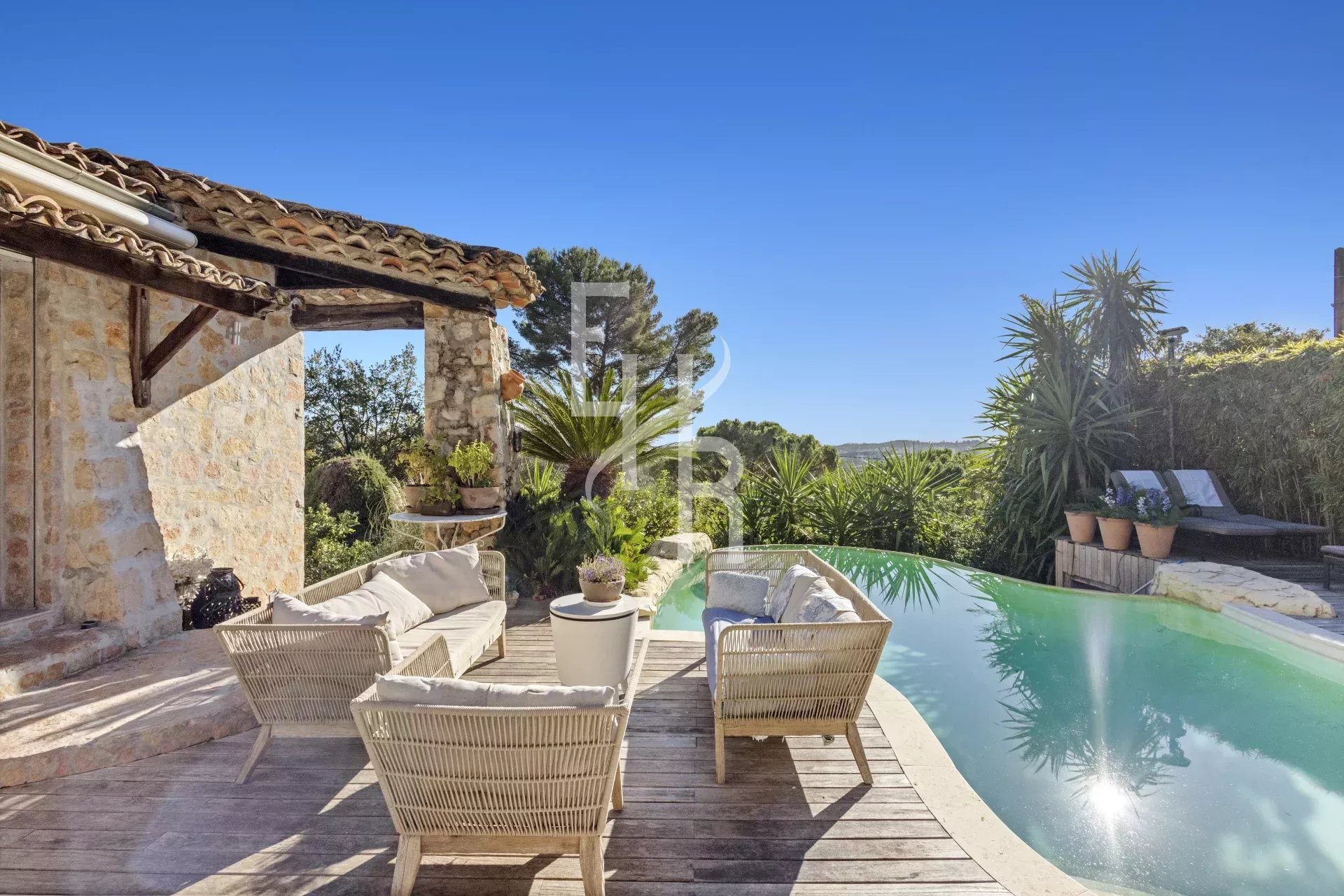 Provençal villa in Mougins Provençal villa with swimming pool and sea view in Mougins, surrounded by greenery.