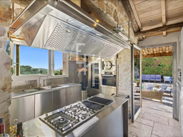 Modern kitchen in a Provençal villa in Mougins with views of nature.