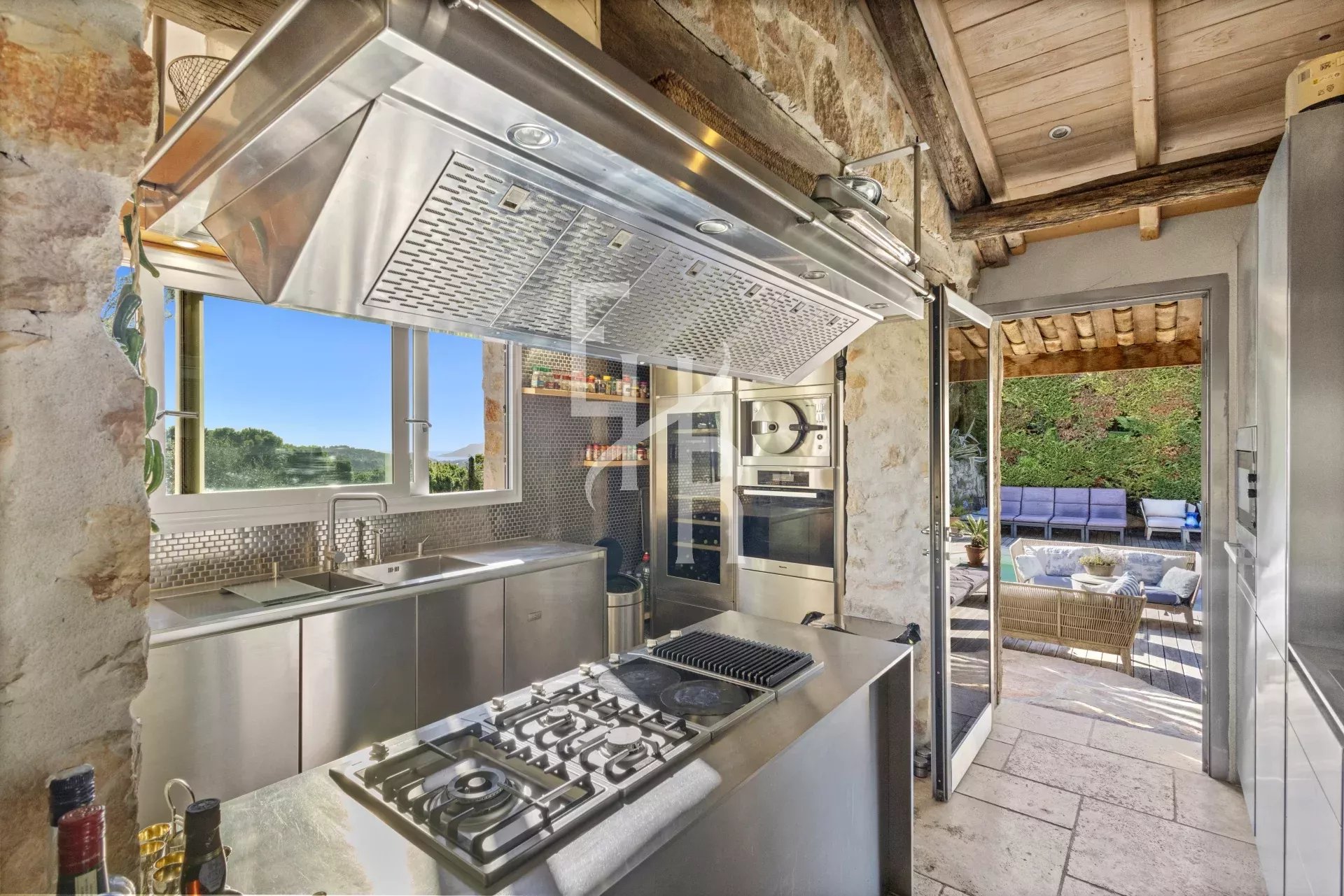 Kitchen of the Provençal villa in Mougins Modern kitchen in a Provençal villa in Mougins with views of nature.