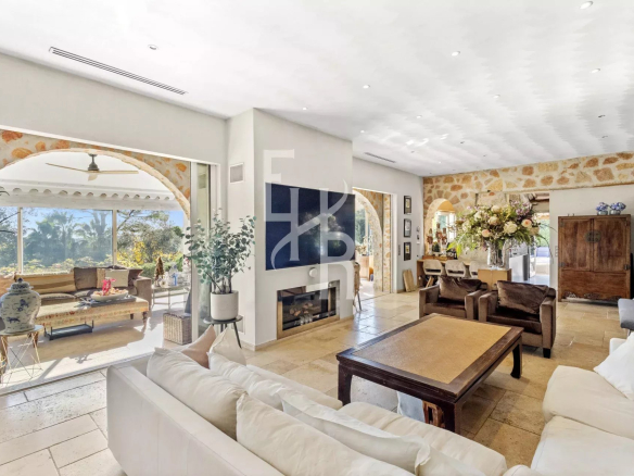 Interior of a Provençal villa in Mougins with a spacious living room and sea view.