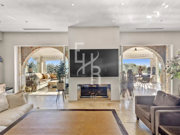 Interior of a Provençal villa in Mougins with sea view, bright living room and open living space.