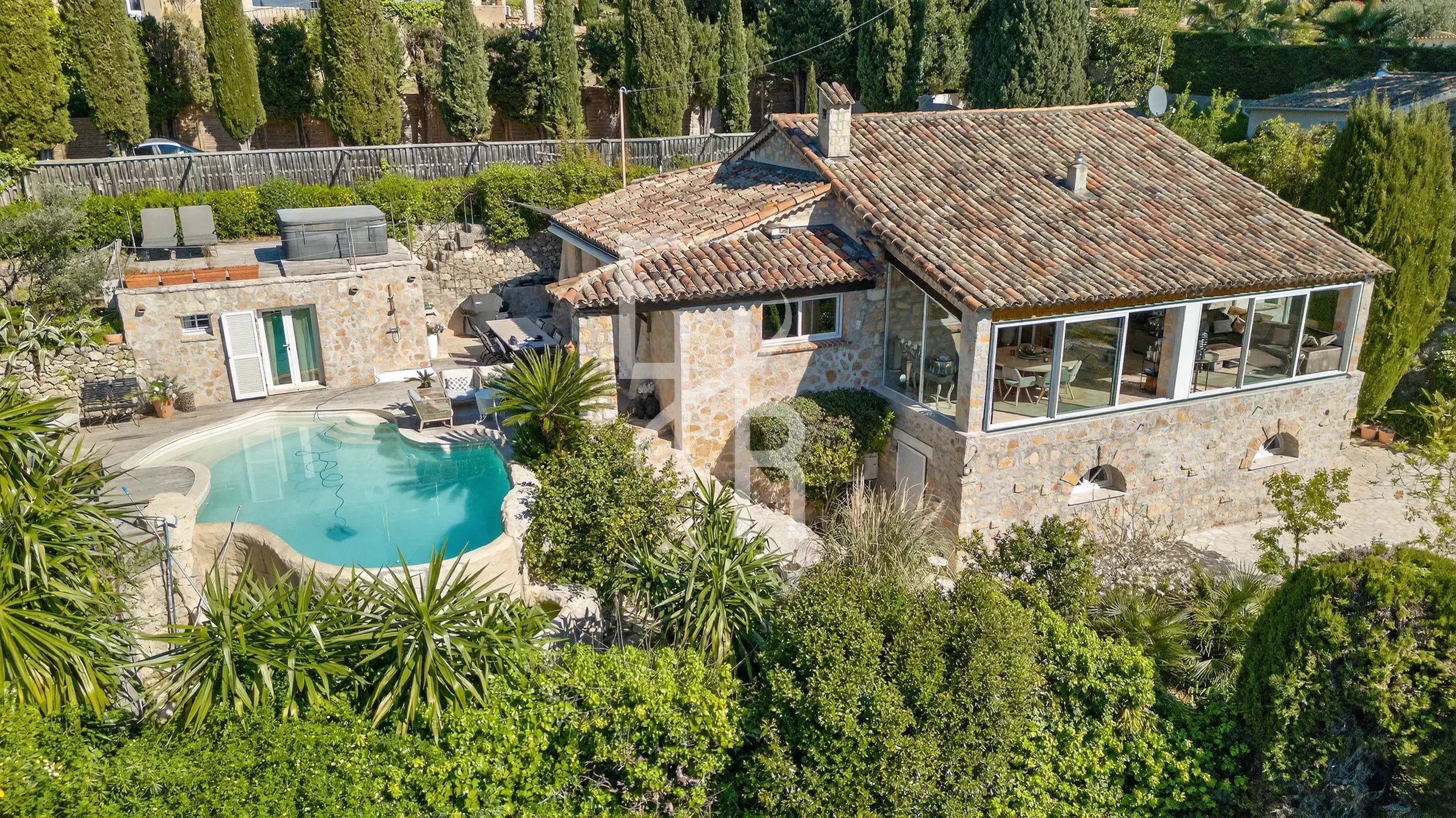 Provençal villa with sea view in Mougins Provençal villa with swimming pool and sea view in Mougins, surrounded by greenery.