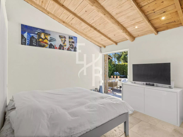 Room in a Provençal villa with access to the outside and modern decor.