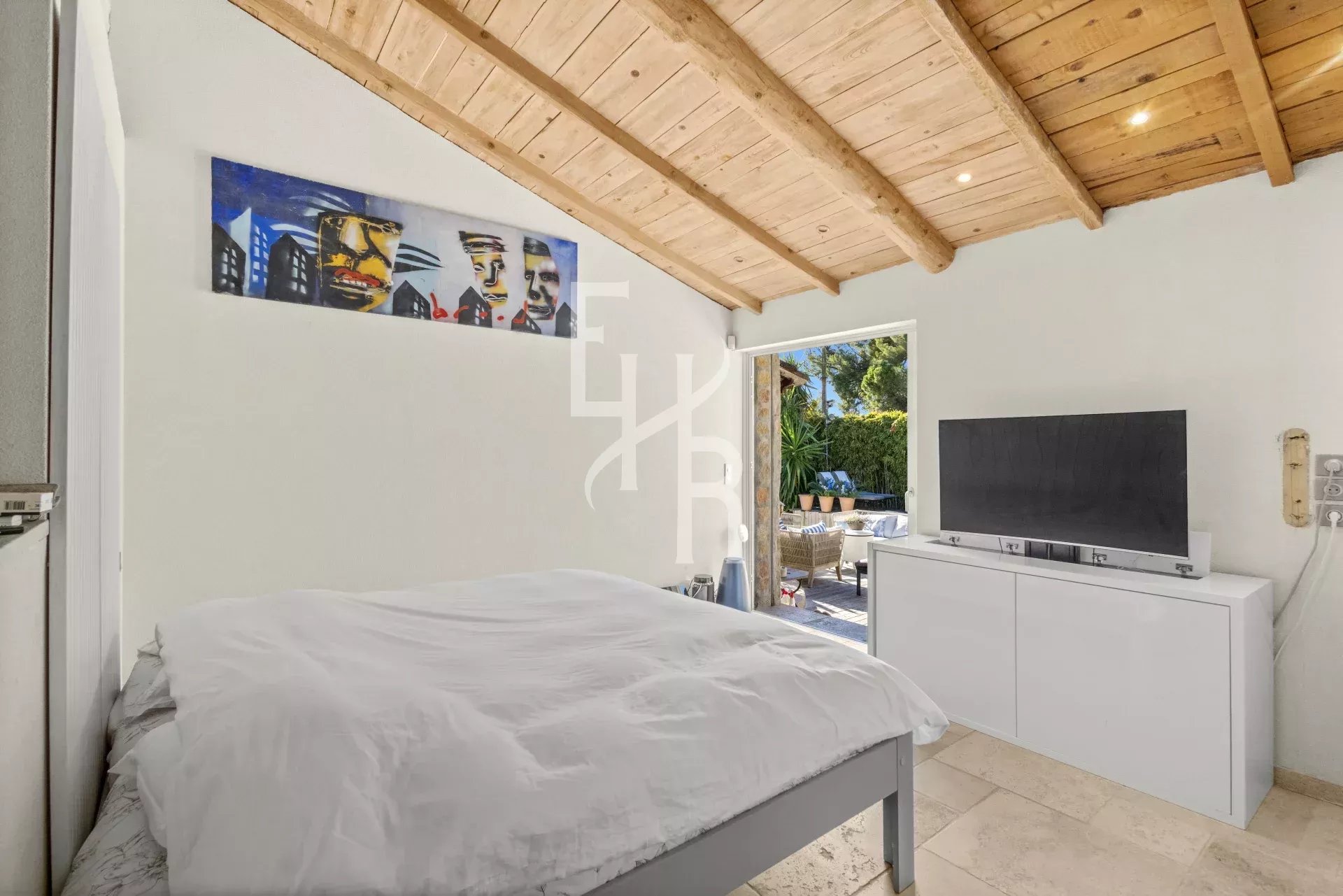 Room in a Provençal villa in Mougins Room in a Provençal villa with access to the outside and modern decor.
