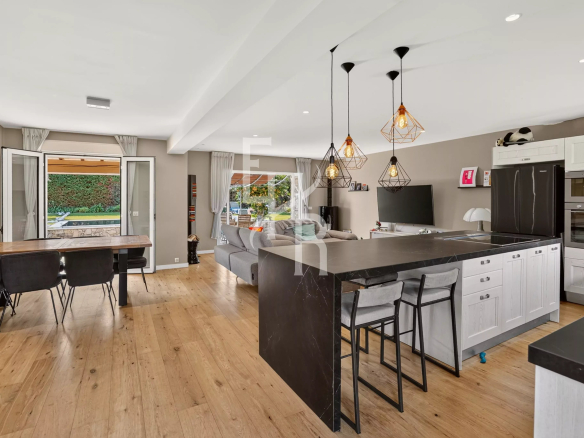 Intérieur d'une villa moderne avec cuisine ouverte et espace de vie lumineux à Mougins.