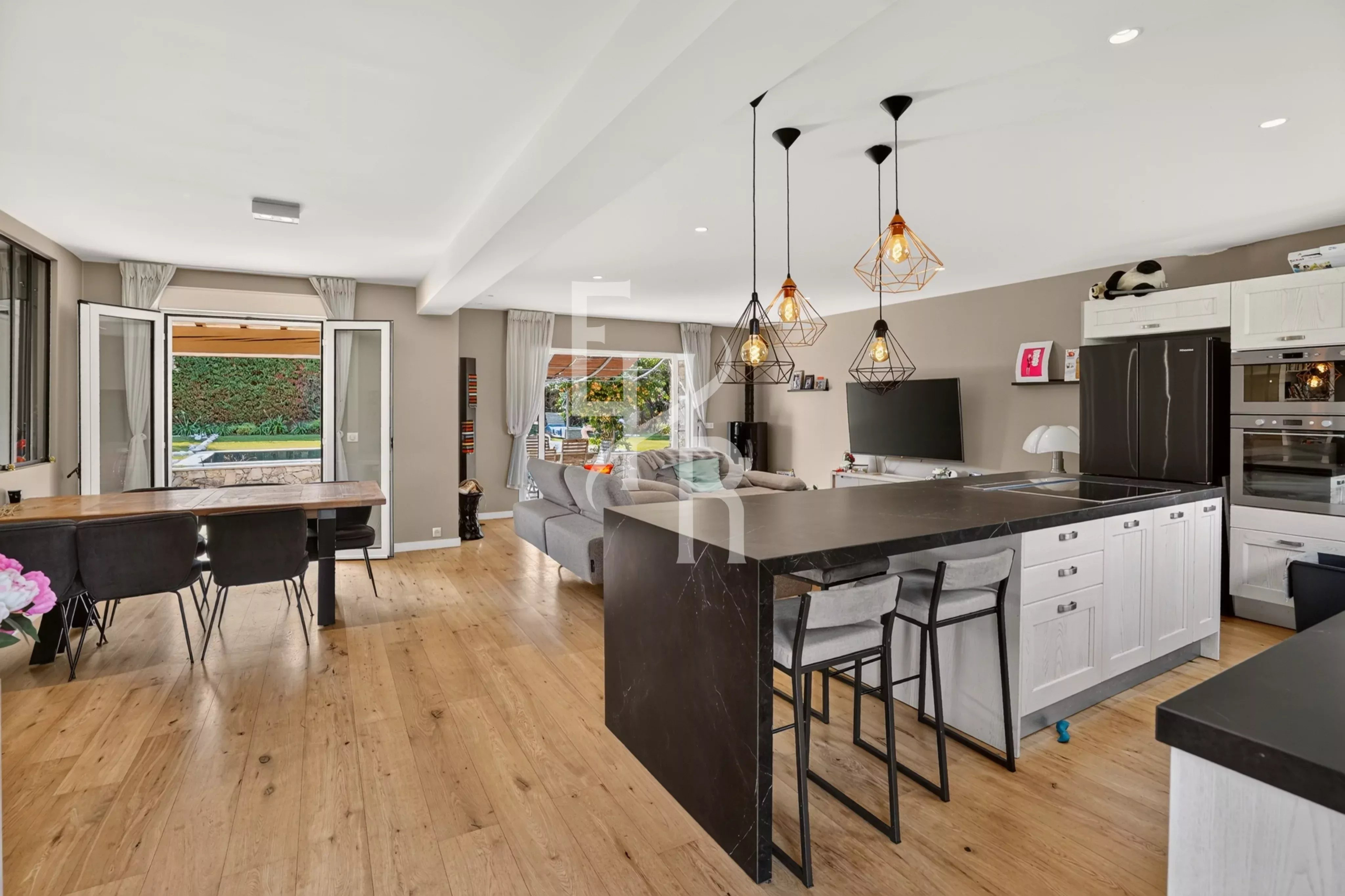 Intérieur d'une villa moderne avec cuisine ouverte et espace de vie lumineux à Mougins.