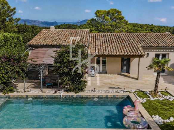 Villa avec piscine et jardin dans le Domaine de la Peyrière à Mougins, entourée de verdure.