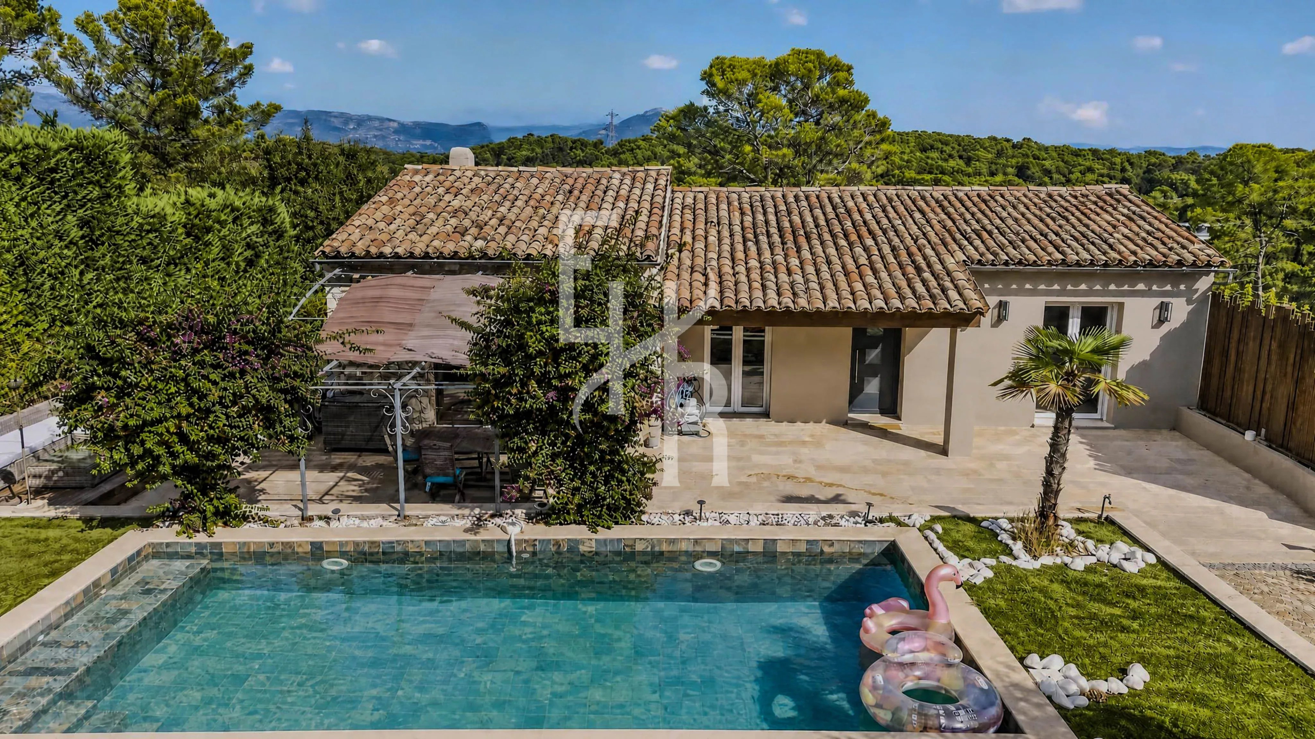Villa avec piscine et jardin dans le Domaine de la Peyrière à Mougins, entourée de verdure.