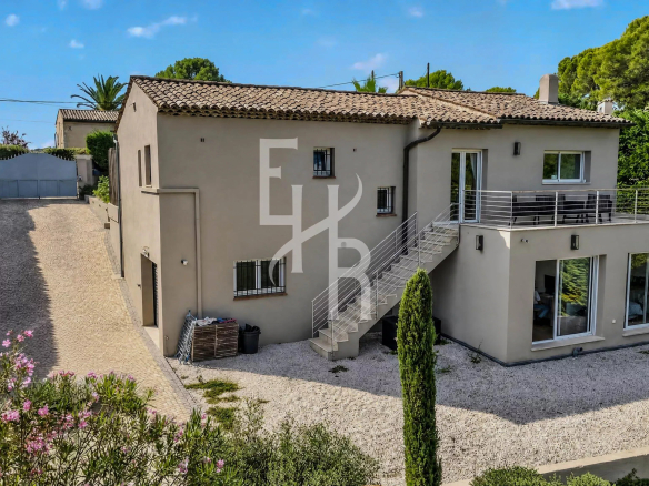 Villa moderne avec jardin dans le Domaine de la Peyrière à Mougins, vue extérieure.