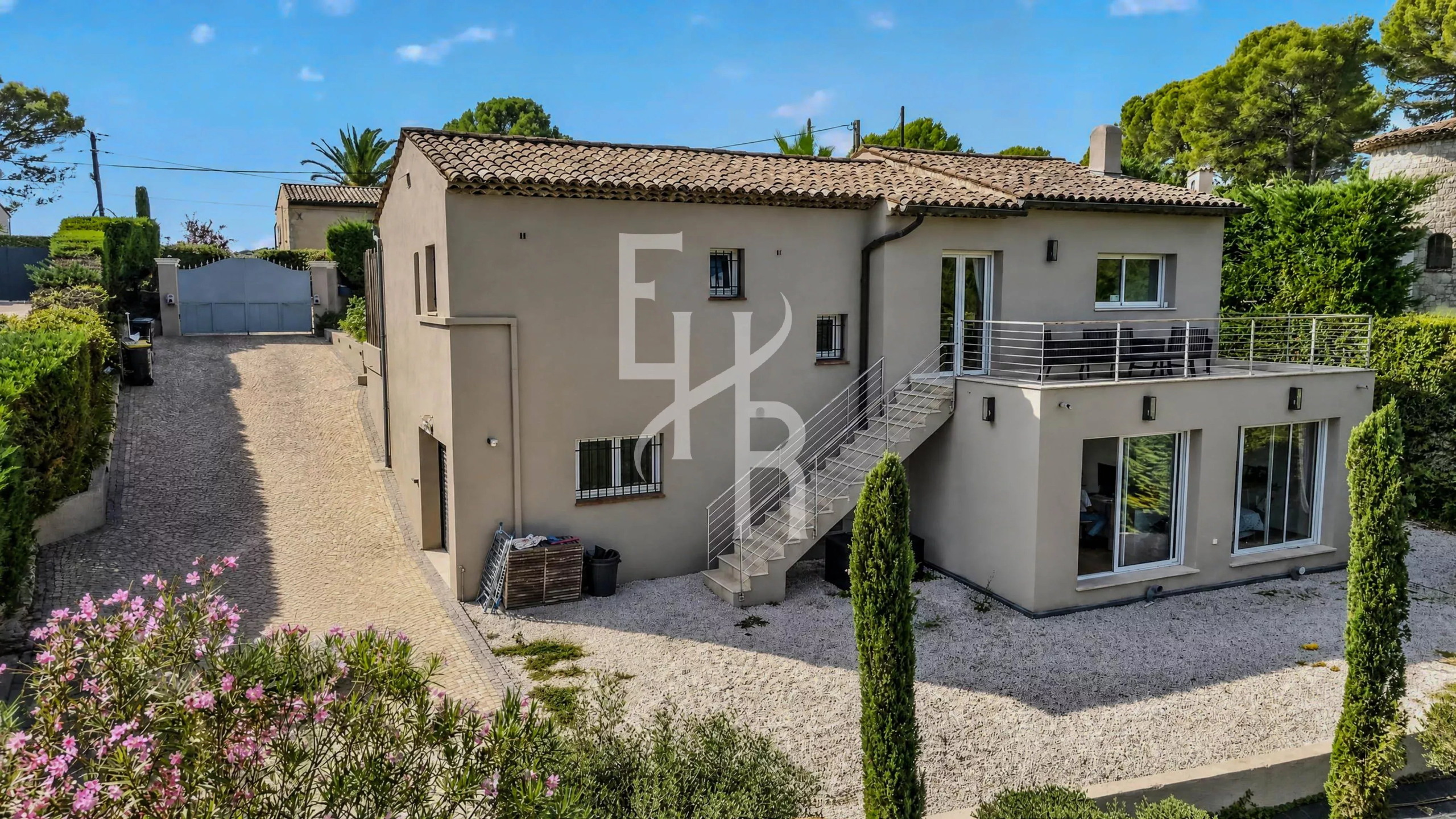 Villa moderne avec jardin dans le Domaine de la Peyrière à Mougins, vue extérieure.