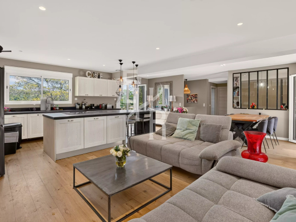 Intérieur d'une villa moderne avec cuisine ouverte et salon lumineux à Mougins.