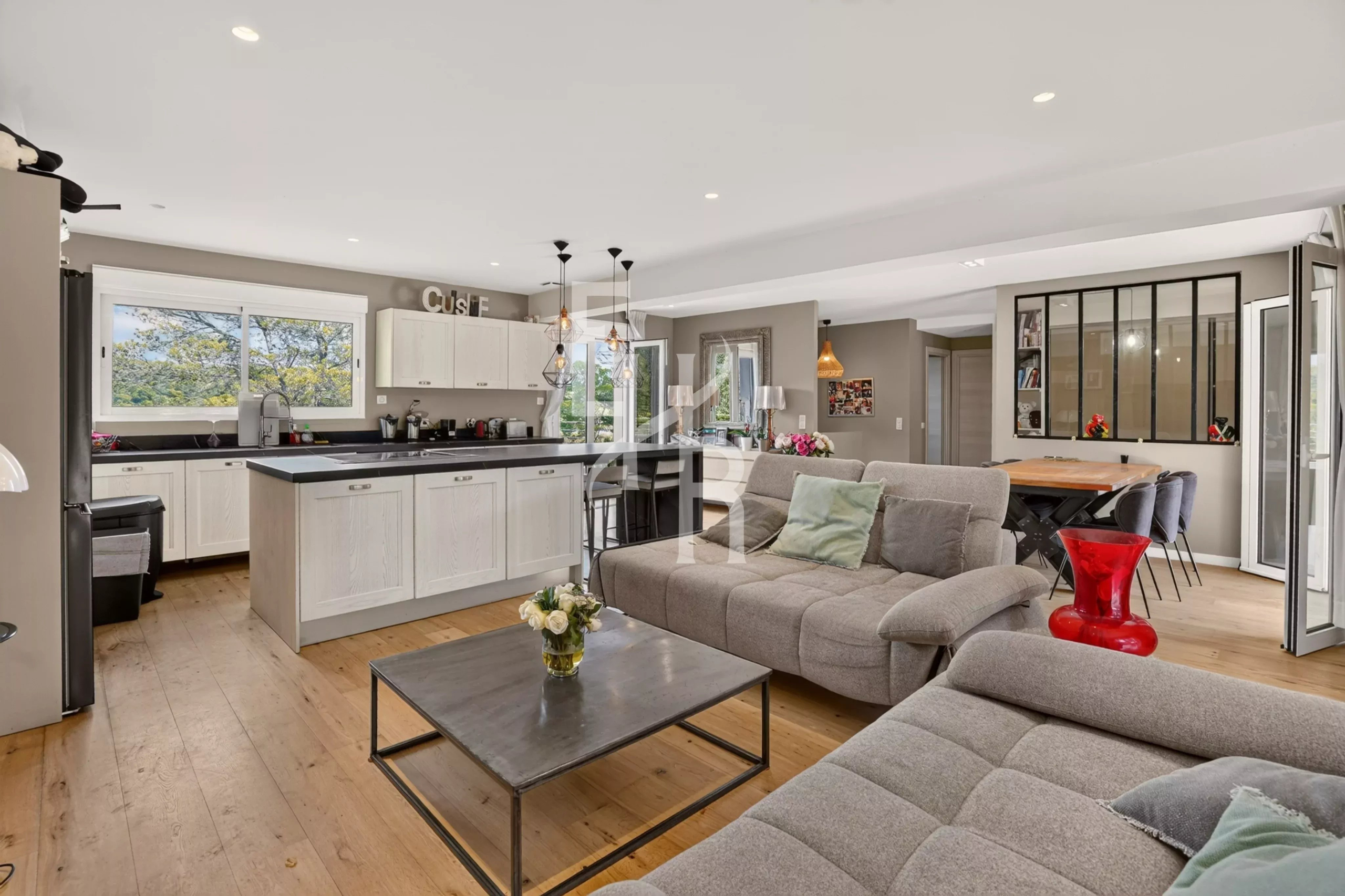 Intérieur d'une villa moderne avec cuisine ouverte et salon lumineux à Mougins.