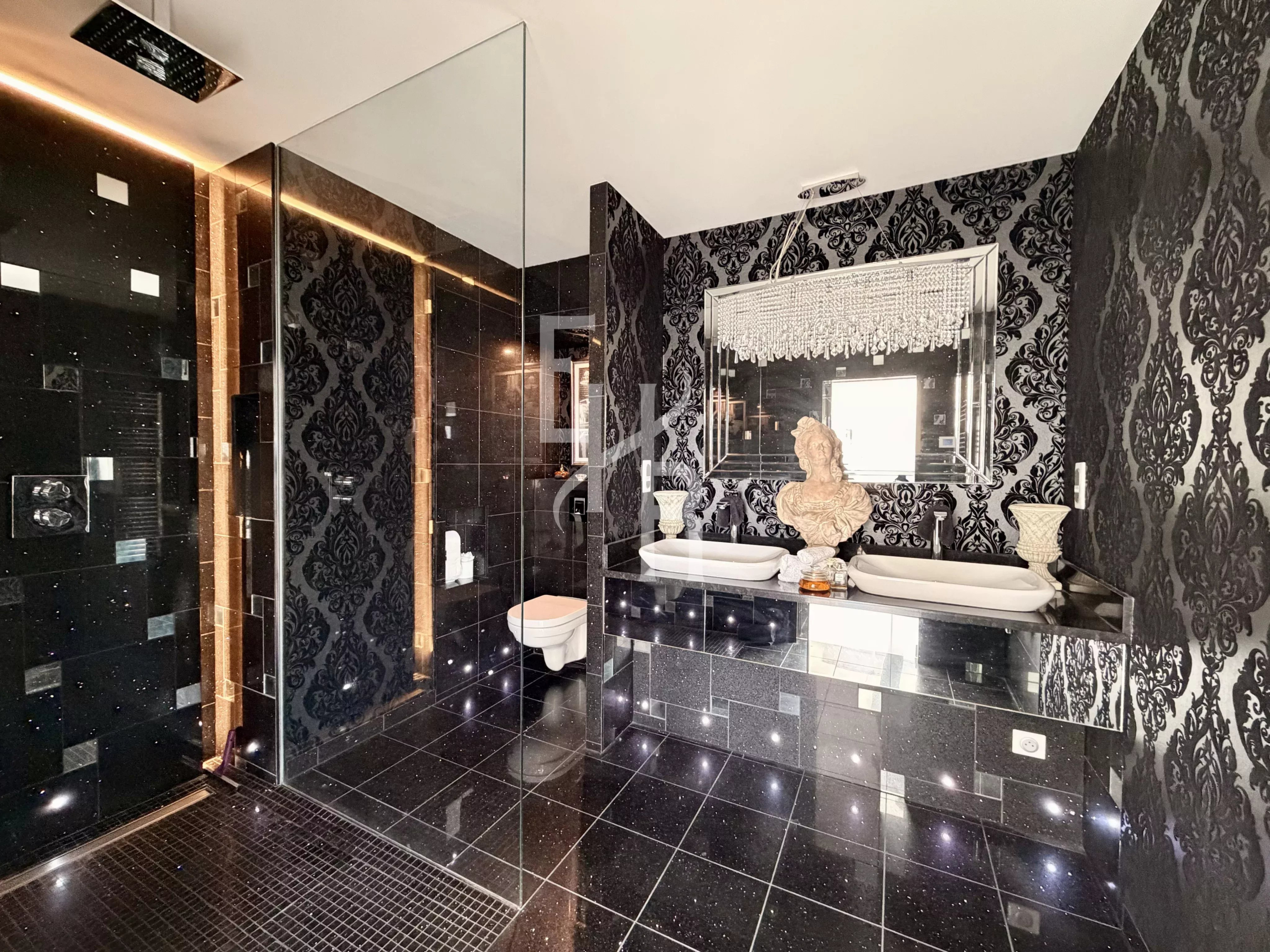 Elegant bathroom Modern bathroom with double sink and elegant decor.