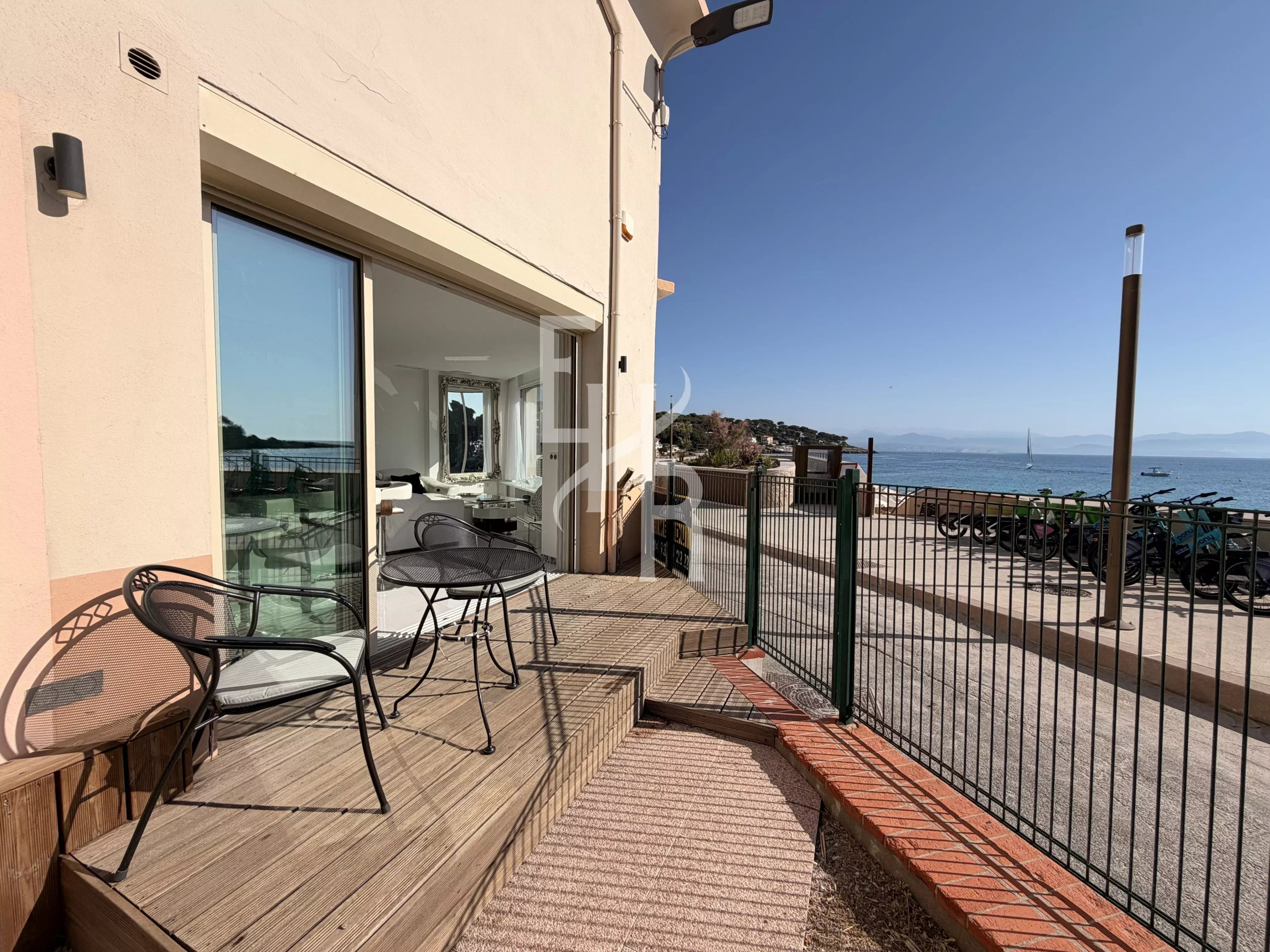 Apartment with sea view in Antibes Apartment terrace with sea view, Garoupe Beach, Antibes.