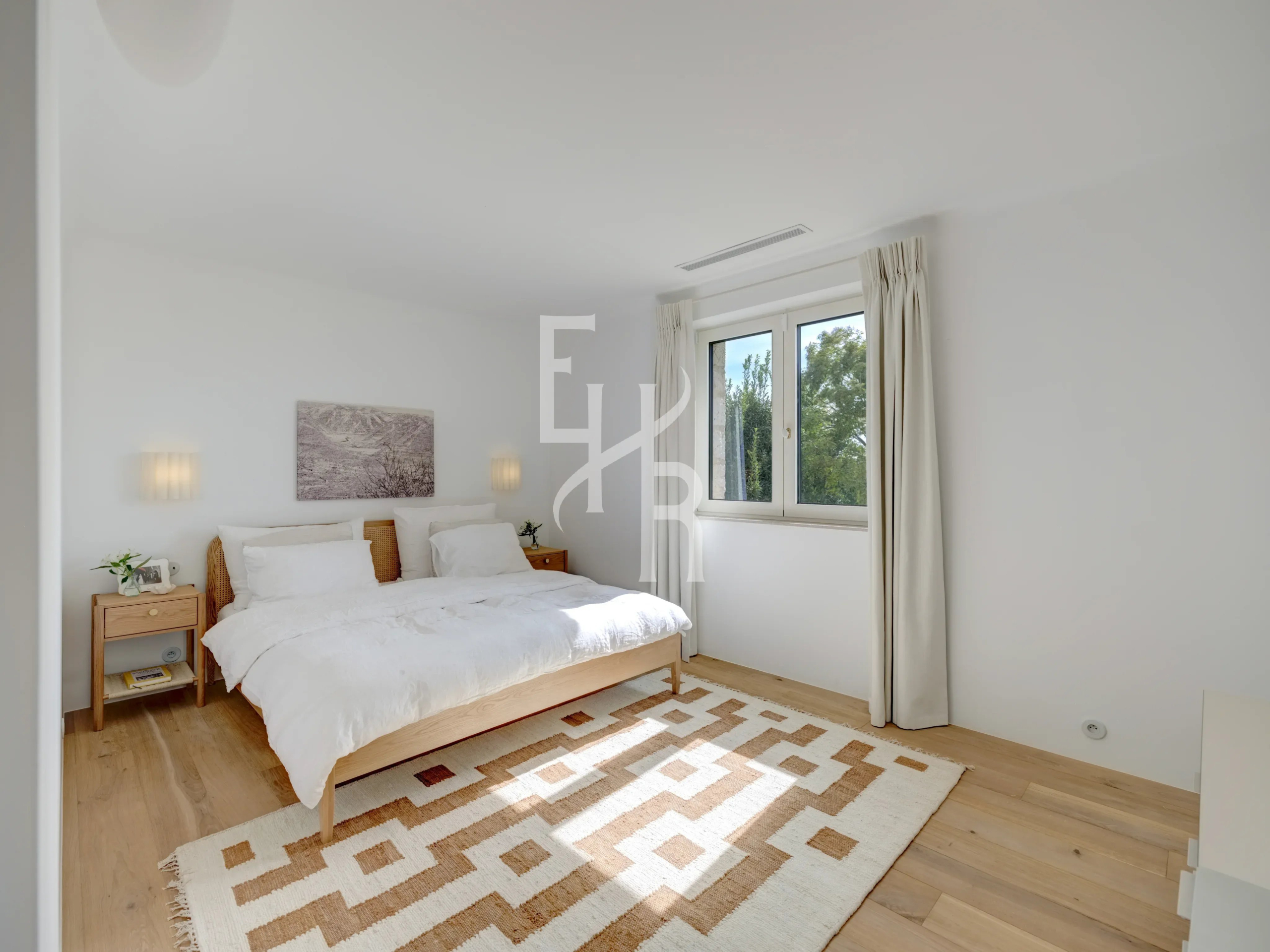 Room in a country house in Mougins Bright room with double bed and modern decor.
