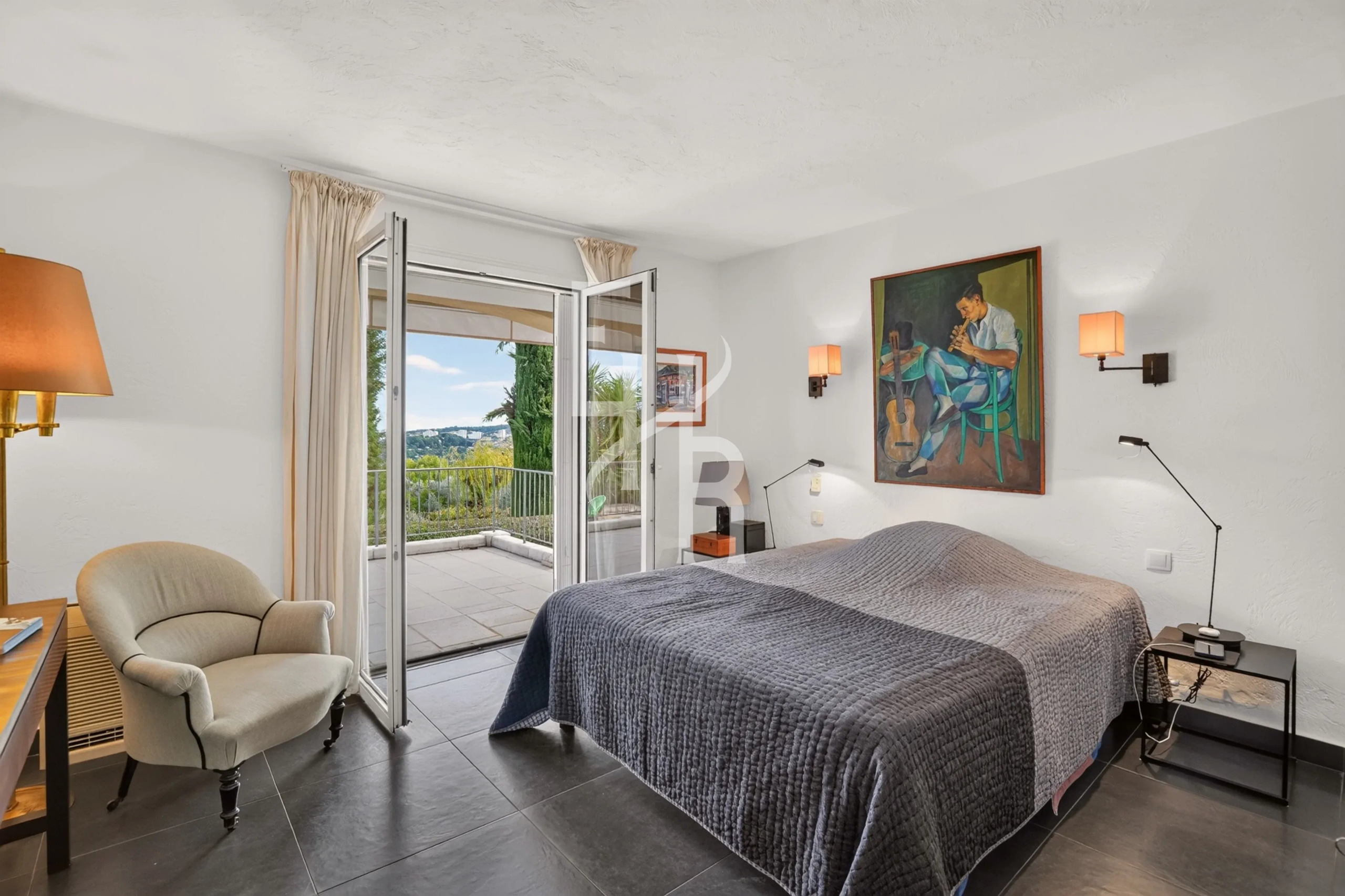 Chambre avec vue à Mougins Chambre d'une villa à Mougins avec vue panoramique, lit double et accès à une terrasse.