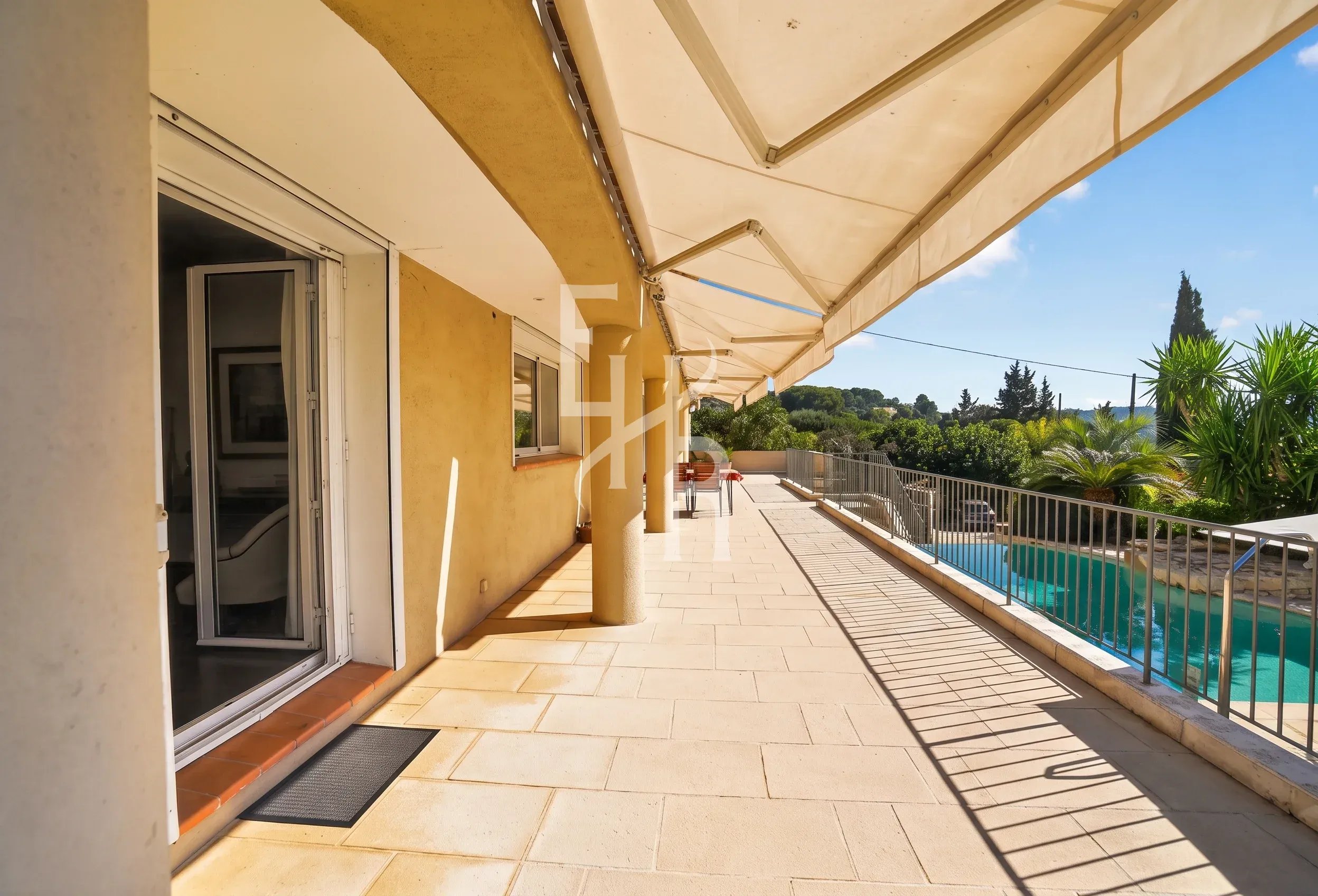 Terrasse de villa à Mougins Terrasse d'une villa avec vue panoramique à Mougins, piscine et jardin.