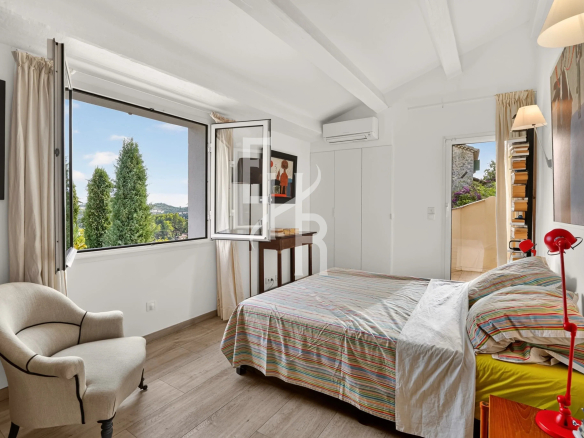 Chambre lumineuse avec vue panoramique sur la nature à Mougins.