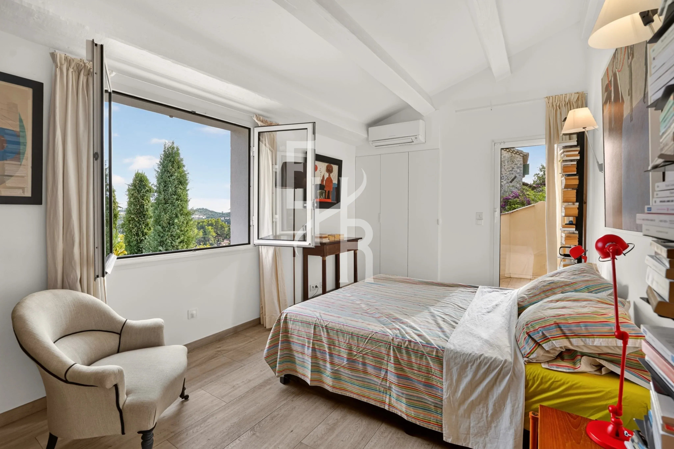 Chambre avec vue à Mougins Chambre lumineuse avec vue panoramique sur la nature à Mougins.