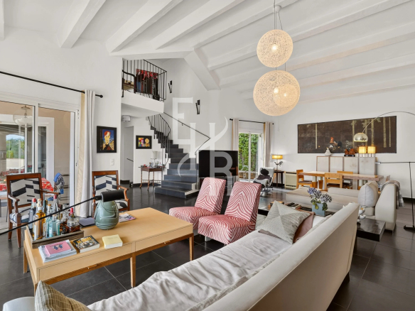 Intérieur d'une villa élégante à Mougins avec un salon spacieux et lumineux.