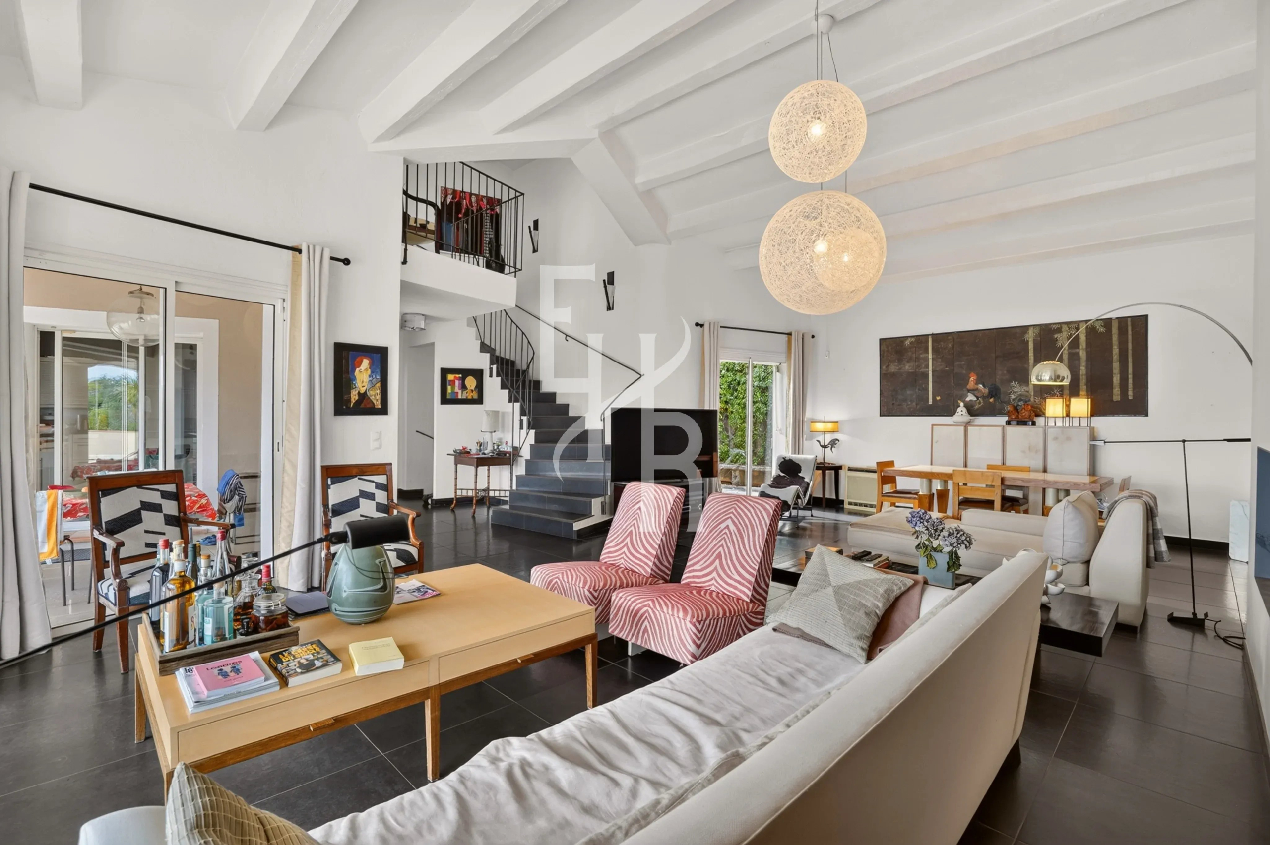 Intérieur d’une villa à Mougins Intérieur d'une villa élégante à Mougins avec un salon spacieux et lumineux.