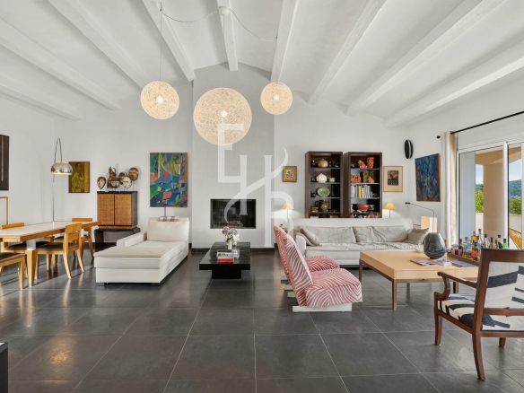 Intérieur d'une villa élégante avec salon spacieux et décoration artistique à Mougins.