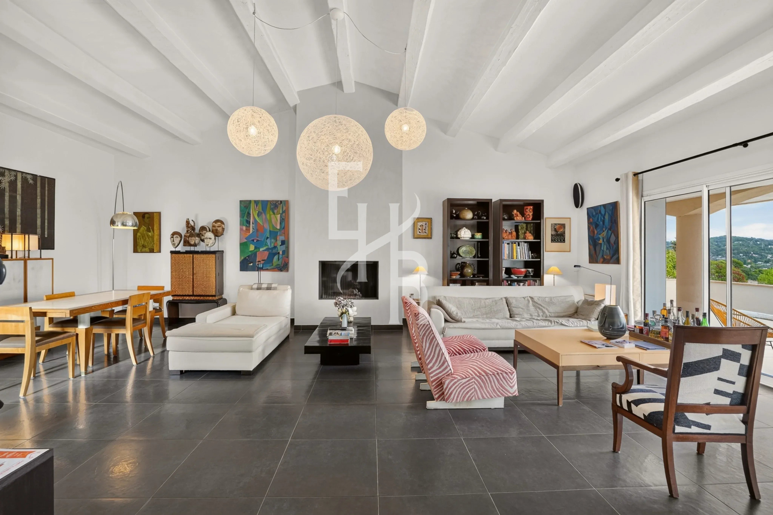Intérieur d’une villa à Mougins Intérieur d'une villa élégante avec salon spacieux et décoration artistique à Mougins.