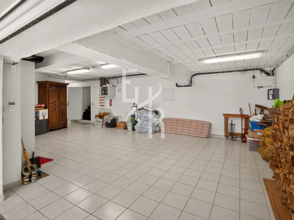 Sous-sol aménageable d'une villa à Mougins, avec carrelage et espace de rangement.